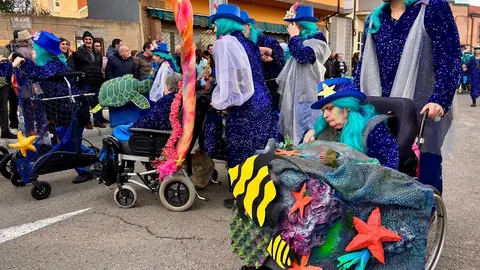 El Carnaval de La Bañeza, declarado de Carnaval de La Bañeza Interés Turístico Nacional, volvió a llenar las calles este martes de color, música y participación en una jornada divertida, inclusiva y brillante.