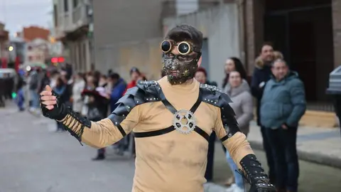 El Carnaval de La Bañeza, declarado de Carnaval de La Bañeza Interés Turístico Nacional, volvió a llenar las calles este martes de color, música y participación en una jornada divertida, inclusiva y brillante. En las imagen, el desfile dominical.