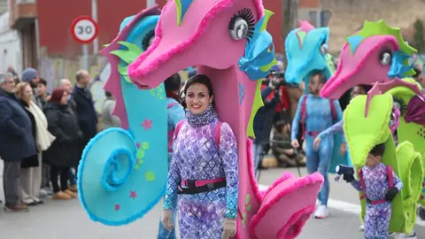 El Carnaval de La Bañeza, declarado de Carnaval de La Bañeza Interés Turístico Nacional, volvió a llenar las calles este martes de color, música y participación en una jornada divertida, inclusiva y brillante. En las imagen, el desfile dominical.