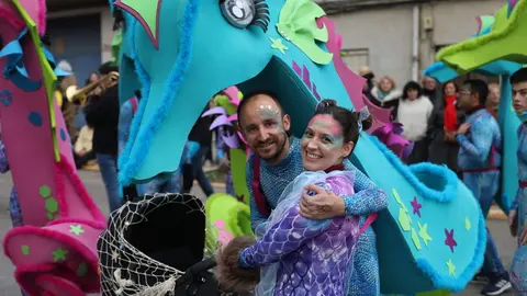 El Carnaval de La Bañeza, declarado de Carnaval de La Bañeza Interés Turístico Nacional, volvió a llenar las calles este martes de color, música y participación en una jornada divertida, inclusiva y brillante. En las imagen, el desfile dominical.