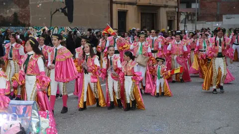 El Carnaval de La Bañeza, declarado de Carnaval de La Bañeza Interés Turístico Nacional, volvió a llenar las calles este martes de color, música y participación en una jornada divertida, inclusiva y brillante. En las imagen, el desfile dominical.