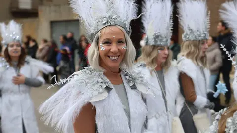 El Carnaval de La Bañeza, declarado de Carnaval de La Bañeza Interés Turístico Nacional, volvió a llenar las calles este martes de color, música y participación en una jornada divertida, inclusiva y brillante. En las imagen, el desfile dominical.
