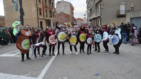 El Carnaval de La Bañeza, declarado de Carnaval de La Bañeza Interés Turístico Nacional, volvió a llenar las calles este martes de color, música y participación en una jornada divertida, inclusiva y brillante. En las imagen, el desfile dominical.