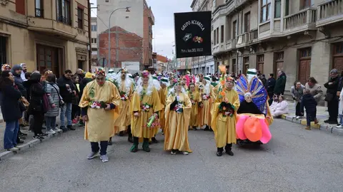 El Carnaval de La Bañeza, declarado de Carnaval de La Bañeza Interés Turístico Nacional, volvió a llenar las calles este martes de color, música y participación en una jornada divertida, inclusiva y brillante. En las imagen, el desfile dominical.