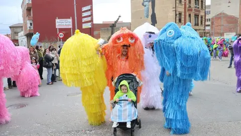 El Carnaval de La Bañeza, declarado de Carnaval de La Bañeza Interés Turístico Nacional, volvió a llenar las calles este martes de color, música y participación en una jornada divertida, inclusiva y brillante. En las imagen, el desfile dominical.