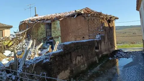 Moral del Condado, una pequeña localidad perteneciente a Villafruela del Condado, dentro del Ayuntamiento de Vegas del Condado, levanta la voz. Sus apenas 40 vecinos denuncian el progresivo deterioro del pueblo, donde viviendas desplomadas, solares sin limpiar y falta de servicios básicos dibujan una imagen que, según dicen, “es el reflejo de la España vaciada”.