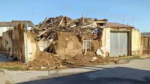 Moral del Condado, una pequeña localidad perteneciente a Villafruela del Condado, dentro del Ayuntamiento de Vegas del Condado, levanta la voz. Sus apenas 40 vecinos denuncian el progresivo deterioro del pueblo, donde viviendas desplomadas, solares sin limpiar y falta de servicios básicos dibujan una imagen que, según dicen, “es el reflejo de la España vaciada”.
