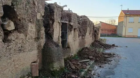 Moral del Condado, una pequeña localidad perteneciente a Villafruela del Condado, dentro del Ayuntamiento de Vegas del Condado, levanta la voz. Sus apenas 40 vecinos denuncian el progresivo deterioro del pueblo, donde viviendas desplomadas, solares sin limpiar y falta de servicios básicos dibujan una imagen que, según dicen, “es el reflejo de la España vaciada”.