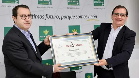 Presentación del nombramiento de Embajador del Palacio de Gaudí a la Fundación Caja Rural, con la asistencia del director del Palacio, Víctor Murias, y del director de Comunicación de la entidad financiera, Narciso Prieto. Foto: Campillo.