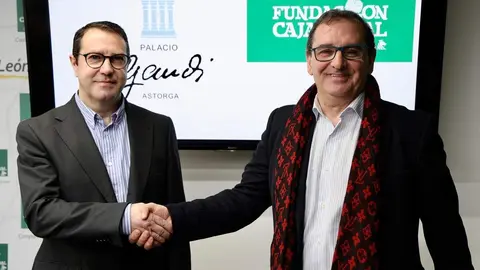 Presentación del nombramiento de Embajador del Palacio de Gaudí a la Fundación Caja Rural, con la asistencia del director del Palacio, Víctor Murias, y del director de Comunicación de la entidad financiera, Narciso Prieto. Foto: Campillo.