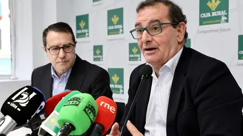 Presentación del nombramiento de Embajador del Palacio de Gaudí a la Fundación Caja Rural, con la asistencia del director del Palacio, Víctor Murias, y del director de Comunicación de la entidad financiera, Narciso Prieto. Foto: Campillo.