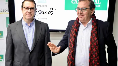 Presentación del nombramiento de Embajador del Palacio de Gaudí a la Fundación Caja Rural, con la asistencia del director del Palacio, Víctor Murias, y del director de Comunicación de la entidad financiera, Narciso Prieto. Foto: Campillo.