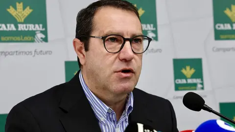 Presentación del nombramiento de Embajador del Palacio de Gaudí a la Fundación Caja Rural, con la asistencia del director del Palacio, Víctor Murias, y del director de Comunicación de la entidad financiera, Narciso Prieto. Foto: Campillo.