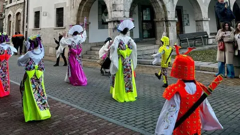 La localidad leonesa de La Pola de Gordón vivió este martes una de sus jornadas más animadas del año con la celebración del desfile de Carnaval 2026, que reunió a cientos de participantes y confirmó la consolidación de esta cita en la Montaña Central.