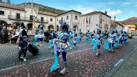 La localidad leonesa de La Pola de Gordón vivió este martes una de sus jornadas más animadas del año con la celebración del desfile de Carnaval 2026, que reunió a cientos de participantes y confirmó la consolidación de esta cita en la Montaña Central.