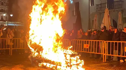León puso esta anoche el broche final al Carnaval con la celebración del tradicional Entierro de la Sardina, un rito festivo que ha vuelto a reunir a cientos de personas en el centro de la capital. El acto culminó con la quema de la sardina carnavalesca —este año convertida en una vistosa pieza de trencadís— y con la simbólica viuda del boquerón ardiendo en la hoguera, sellando el paso del desenfreno carnavalero al recogimiento de la Cuaresma. Fotos: Lucía Ramajo