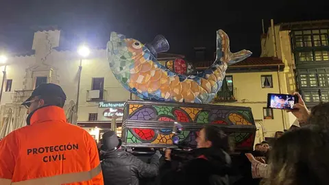 León puso esta anoche el broche final al Carnaval con la celebración del tradicional Entierro de la Sardina, un rito festivo que ha vuelto a reunir a cientos de personas en el centro de la capital. El acto culminó con la quema de la sardina carnavalesca —este año convertida en una vistosa pieza de trencadís— y con la simbólica viuda del boquerón ardiendo en la hoguera, sellando el paso del desenfreno carnavalero al recogimiento de la Cuaresma. Fotos: Lucía Ramajo