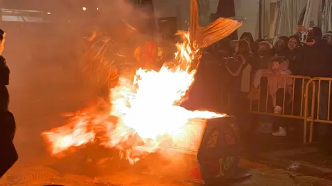 León puso esta anoche el broche final al Carnaval con la celebración del tradicional Entierro de la Sardina, un rito festivo que ha vuelto a reunir a cientos de personas en el centro de la capital. El acto culminó con la quema de la sardina carnavalesca —este año convertida en una vistosa pieza de trencadís— y con la simbólica viuda del boquerón ardiendo en la hoguera, sellando el paso del desenfreno carnavalero al recogimiento de la Cuaresma. Fotos: Lucía Ramajo