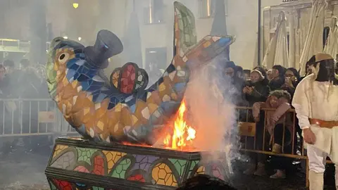 León puso esta anoche el broche final al Carnaval con la celebración del tradicional Entierro de la Sardina, un rito festivo que ha vuelto a reunir a cientos de personas en el centro de la capital. El acto culminó con la quema de la sardina carnavalesca —este año convertida en una vistosa pieza de trencadís— y con la simbólica viuda del boquerón ardiendo en la hoguera, sellando el paso del desenfreno carnavalero al recogimiento de la Cuaresma. Fotos: Lucía Ramajo