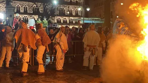 León puso esta anoche el broche final al Carnaval con la celebración del tradicional Entierro de la Sardina, un rito festivo que ha vuelto a reunir a cientos de personas en el centro de la capital. El acto culminó con la quema de la sardina carnavalesca —este año convertida en una vistosa pieza de trencadís— y con la simbólica viuda del boquerón ardiendo en la hoguera, sellando el paso del desenfreno carnavalero al recogimiento de la Cuaresma. Fotos: Lucía Ramajo