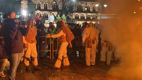 León puso esta anoche el broche final al Carnaval con la celebración del tradicional Entierro de la Sardina, un rito festivo que ha vuelto a reunir a cientos de personas en el centro de la capital. El acto culminó con la quema de la sardina carnavalesca —este año convertida en una vistosa pieza de trencadís— y con la simbólica viuda del boquerón ardiendo en la hoguera, sellando el paso del desenfreno carnavalero al recogimiento de la Cuaresma. Fotos: Lucía Ramajo