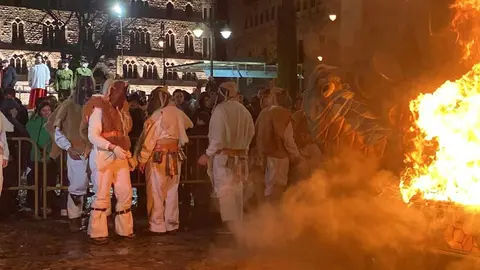 León puso esta anoche el broche final al Carnaval con la celebración del tradicional Entierro de la Sardina, un rito festivo que ha vuelto a reunir a cientos de personas en el centro de la capital. El acto culminó con la quema de la sardina carnavalesca —este año convertida en una vistosa pieza de trencadís— y con la simbólica viuda del boquerón ardiendo en la hoguera, sellando el paso del desenfreno carnavalero al recogimiento de la Cuaresma. Fotos: Lucía Ramajo