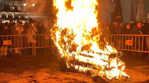 León puso esta anoche el broche final al Carnaval con la celebración del tradicional Entierro de la Sardina, un rito festivo que ha vuelto a reunir a cientos de personas en el centro de la capital. El acto culminó con la quema de la sardina carnavalesca —este año convertida en una vistosa pieza de trencadís— y con la simbólica viuda del boquerón ardiendo en la hoguera, sellando el paso del desenfreno carnavalero al recogimiento de la Cuaresma. Fotos: Lucía Ramajo