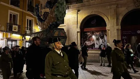 León puso esta anoche el broche final al Carnaval con la celebración del tradicional Entierro de la Sardina, un rito festivo que ha vuelto a reunir a cientos de personas en el centro de la capital. El acto culminó con la quema de la sardina carnavalesca —este año convertida en una vistosa pieza de trencadís— y con la simbólica viuda del boquerón ardiendo en la hoguera, sellando el paso del desenfreno carnavalero al recogimiento de la Cuaresma. Fotos: AytoLeón