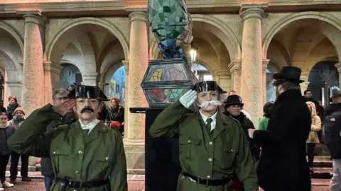 León puso esta anoche el broche final al Carnaval con la celebración del tradicional Entierro de la Sardina, un rito festivo que ha vuelto a reunir a cientos de personas en el centro de la capital. El acto culminó con la quema de la sardina carnavalesca —este año convertida en una vistosa pieza de trencadís— y con la simbólica viuda del boquerón ardiendo en la hoguera, sellando el paso del desenfreno carnavalero al recogimiento de la Cuaresma. Fotos: AytoLeón