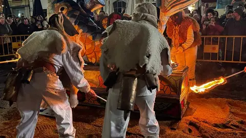 León puso esta anoche el broche final al Carnaval con la celebración del tradicional Entierro de la Sardina, un rito festivo que ha vuelto a reunir a cientos de personas en el centro de la capital. El acto culminó con la quema de la sardina carnavalesca —este año convertida en una vistosa pieza de trencadís— y con la simbólica viuda del boquerón ardiendo en la hoguera, sellando el paso del desenfreno carnavalero al recogimiento de la Cuaresma. Fotos: AytoLeón