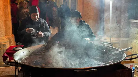 León puso esta anoche el broche final al Carnaval con la celebración del tradicional Entierro de la Sardina, un rito festivo que ha vuelto a reunir a cientos de personas en el centro de la capital. El acto culminó con la quema de la sardina carnavalesca —este año convertida en una vistosa pieza de trencadís— y con la simbólica viuda del boquerón ardiendo en la hoguera, sellando el paso del desenfreno carnavalero al recogimiento de la Cuaresma. Fotos: AytoLeón