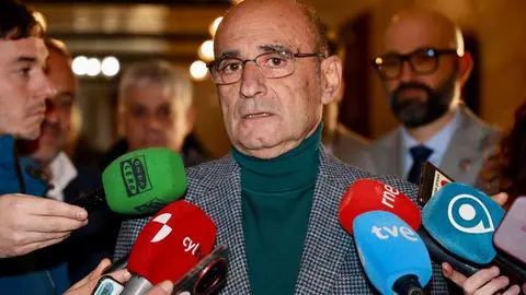 El presidente de la Agrupación de Municipios Mineros de Castilla y León, Vicente Mirón Vázquez, atiende a los medios acompañado de otras autoridades con motivo de la celebración de la asamblea general ordinaria de Amumi. Foto: Campillo.