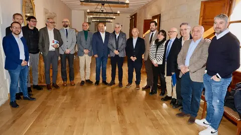 El presidente de la Agrupación de Municipios Mineros de Castilla y León, Vicente Mirón Vázquez, atiende a los medios acompañado de otras autoridades con motivo de la celebración de la asamblea general ordinaria de Amumi. Foto: Campillo.