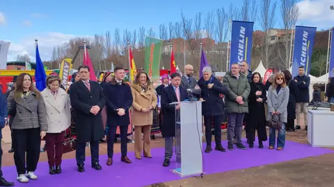 La localidad de Valencia de Don Juan ha inaugurado este jueves una nueva edición de su histórica Feria de Febrero, que celebra su 105º aniversario consolidada como uno de los grandes encuentros agrarios y comerciales del noroeste peninsular. El recinto ferial abrió sus puertas a primera hora con una notable afluencia de público en las primeras horas y la presencia de numerosas autoridades autonómicas, provinciales y comarcales. Fotos: Miguel Ángel García