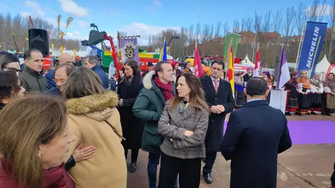 La localidad de Valencia de Don Juan ha inaugurado este jueves una nueva edición de su histórica Feria de Febrero, que celebra su 105º aniversario consolidada como uno de los grandes encuentros agrarios y comerciales del noroeste peninsular. El recinto ferial abrió sus puertas a primera hora con una notable afluencia de público en las primeras horas y la presencia de numerosas autoridades autonómicas, provinciales y comarcales. Fotos: Miguel Ángel García