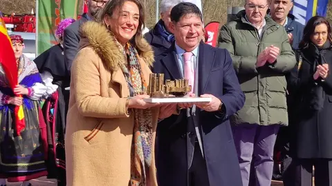La localidad de Valencia de Don Juan ha inaugurado este jueves una nueva edición de su histórica Feria de Febrero, que celebra su 105º aniversario consolidada como uno de los grandes encuentros agrarios y comerciales del noroeste peninsular. El recinto ferial abrió sus puertas a primera hora con una notable afluencia de público en las primeras horas y la presencia de numerosas autoridades autonómicas, provinciales y comarcales. Fotos: Miguel Ángel García