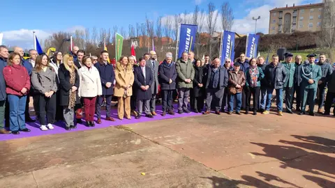 La localidad de Valencia de Don Juan ha inaugurado este jueves una nueva edición de su histórica Feria de Febrero, que celebra su 105º aniversario consolidada como uno de los grandes encuentros agrarios y comerciales del noroeste peninsular. El recinto ferial abrió sus puertas a primera hora con una notable afluencia de público en las primeras horas y la presencia de numerosas autoridades autonómicas, provinciales y comarcales. Fotos: Miguel Ángel García