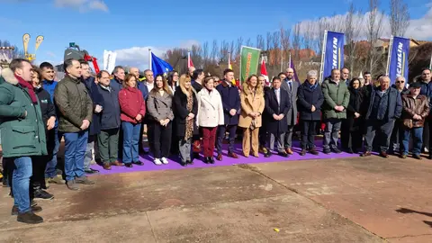 La localidad de Valencia de Don Juan ha inaugurado este jueves una nueva edición de su histórica Feria de Febrero, que celebra su 105º aniversario consolidada como uno de los grandes encuentros agrarios y comerciales del noroeste peninsular. El recinto ferial abrió sus puertas a primera hora con una notable afluencia de público en las primeras horas y la presencia de numerosas autoridades autonómicas, provinciales y comarcales. Fotos: Miguel Ángel García