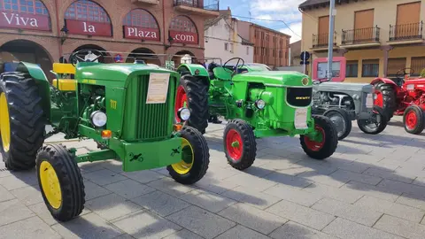 La localidad de Valencia de Don Juan ha inaugurado este jueves una nueva edición de su histórica Feria de Febrero, que celebra su 105º aniversario consolidada como uno de los grandes encuentros agrarios y comerciales del noroeste peninsular. El recinto ferial abrió sus puertas a primera hora con una notable afluencia de público en las primeras horas y la presencia de numerosas autoridades autonómicas, provinciales y comarcales. Fotos: Miguel Ángel García