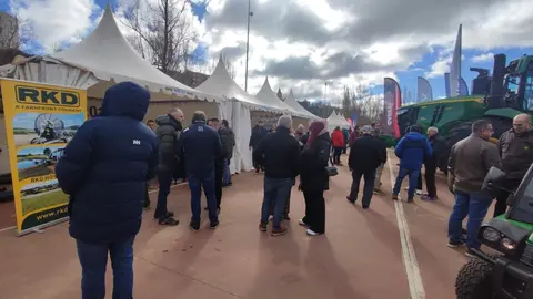 La localidad de Valencia de Don Juan ha inaugurado este jueves una nueva edición de su histórica Feria de Febrero, que celebra su 105º aniversario consolidada como uno de los grandes encuentros agrarios y comerciales del noroeste peninsular. El recinto ferial abrió sus puertas a primera hora con una notable afluencia de público en las primeras horas y la presencia de numerosas autoridades autonómicas, provinciales y comarcales. Fotos: Miguel Ángel García