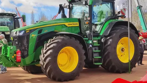 La localidad de Valencia de Don Juan ha inaugurado este jueves una nueva edición de su histórica Feria de Febrero, que celebra su 105º aniversario consolidada como uno de los grandes encuentros agrarios y comerciales del noroeste peninsular. El recinto ferial abrió sus puertas a primera hora con una notable afluencia de público en las primeras horas y la presencia de numerosas autoridades autonómicas, provinciales y comarcales. Fotos: Miguel Ángel García