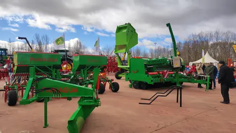La localidad de Valencia de Don Juan ha inaugurado este jueves una nueva edición de su histórica Feria de Febrero, que celebra su 105º aniversario consolidada como uno de los grandes encuentros agrarios y comerciales del noroeste peninsular. El recinto ferial abrió sus puertas a primera hora con una notable afluencia de público en las primeras horas y la presencia de numerosas autoridades autonómicas, provinciales y comarcales. Fotos: Miguel Ángel García