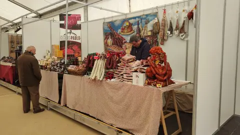 La localidad de Valencia de Don Juan ha inaugurado este jueves una nueva edición de su histórica Feria de Febrero, que celebra su 105º aniversario consolidada como uno de los grandes encuentros agrarios y comerciales del noroeste peninsular. El recinto ferial abrió sus puertas a primera hora con una notable afluencia de público en las primeras horas y la presencia de numerosas autoridades autonómicas, provinciales y comarcales. Fotos: Miguel Ángel García