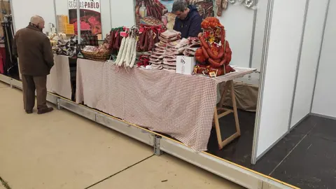 La localidad de Valencia de Don Juan ha inaugurado este jueves una nueva edición de su histórica Feria de Febrero, que celebra su 105º aniversario consolidada como uno de los grandes encuentros agrarios y comerciales del noroeste peninsular. El recinto ferial abrió sus puertas a primera hora con una notable afluencia de público en las primeras horas y la presencia de numerosas autoridades autonómicas, provinciales y comarcales. Fotos: Miguel Ángel García