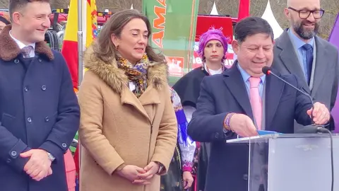 La localidad de Valencia de Don Juan ha inaugurado este jueves una nueva edición de su histórica Feria de Febrero, que celebra su 105º aniversario consolidada como uno de los grandes encuentros agrarios y comerciales del noroeste peninsular. El recinto ferial abrió sus puertas a primera hora con una notable afluencia de público en las primeras horas y la presencia de numerosas autoridades autonómicas, provinciales y comarcales. Fotos: Miguel Ángel García