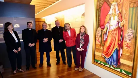 El abad de la Colegiata de San Isidoro, Luis García Gutiérrez; el obispo de León, Luis Ángel de las Heras; la directora del Museo de San Isidoro, Raquel Jaén, y la manager de HP SCDS, Ángela Álvarez, presentan la exposición ‘Urraca I. Reina con Reino’ junto a la madrina, Isabel San Sebastián. Foto: Campillo.