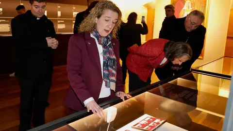 El abad de la Colegiata de San Isidoro, Luis García Gutiérrez; el obispo de León, Luis Ángel de las Heras; la directora del Museo de San Isidoro, Raquel Jaén, y la manager de HP SCDS, Ángela Álvarez, presentan la exposición ‘Urraca I. Reina con Reino’ junto a la madrina, Isabel San Sebastián. Foto: Campillo.