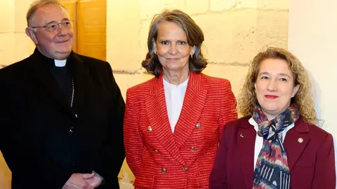 El abad de la Colegiata de San Isidoro, Luis García Gutiérrez; el obispo de León, Luis Ángel de las Heras; la directora del Museo de San Isidoro, Raquel Jaén, y la manager de HP SCDS, Ángela Álvarez, presentan la exposición ‘Urraca I. Reina con Reino’ junto a la madrina, Isabel San Sebastián. Foto: Campillo.