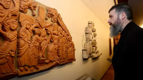 El abad de la Colegiata de San Isidoro, Luis García Gutiérrez; el obispo de León, Luis Ángel de las Heras; la directora del Museo de San Isidoro, Raquel Jaén, y la manager de HP SCDS, Ángela Álvarez, presentan la exposición ‘Urraca I. Reina con Reino’ junto a la madrina, Isabel San Sebastián. Foto: Campillo.