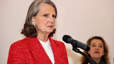 El abad de la Colegiata de San Isidoro, Luis García Gutiérrez; el obispo de León, Luis Ángel de las Heras; la directora del Museo de San Isidoro, Raquel Jaén, y la manager de HP SCDS, Ángela Álvarez, presentan la exposición ‘Urraca I. Reina con Reino’ junto a la madrina, Isabel San Sebastián. Foto: Campillo.